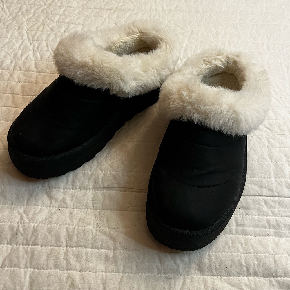Steve Madden Unitie Faux Fur Platform Clog Slipper in black